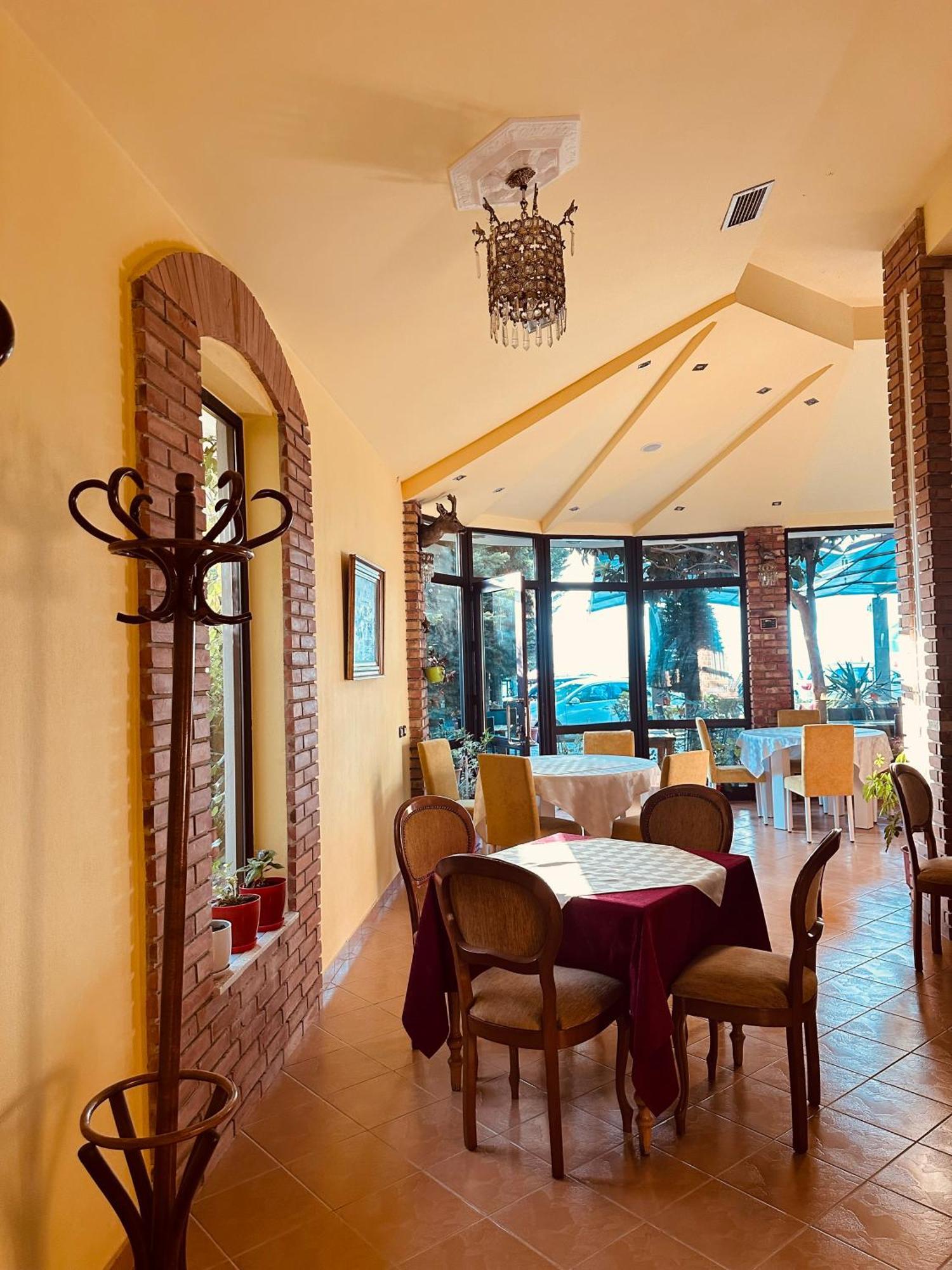 Hotel Saint Marena Pogradec Ngoại thất bức ảnh
